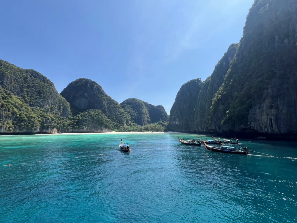 プーケットのピピ島でダイビング