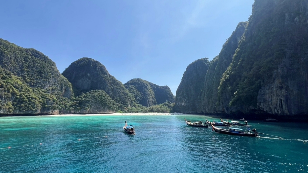 プーケットのピピ島でダイビング