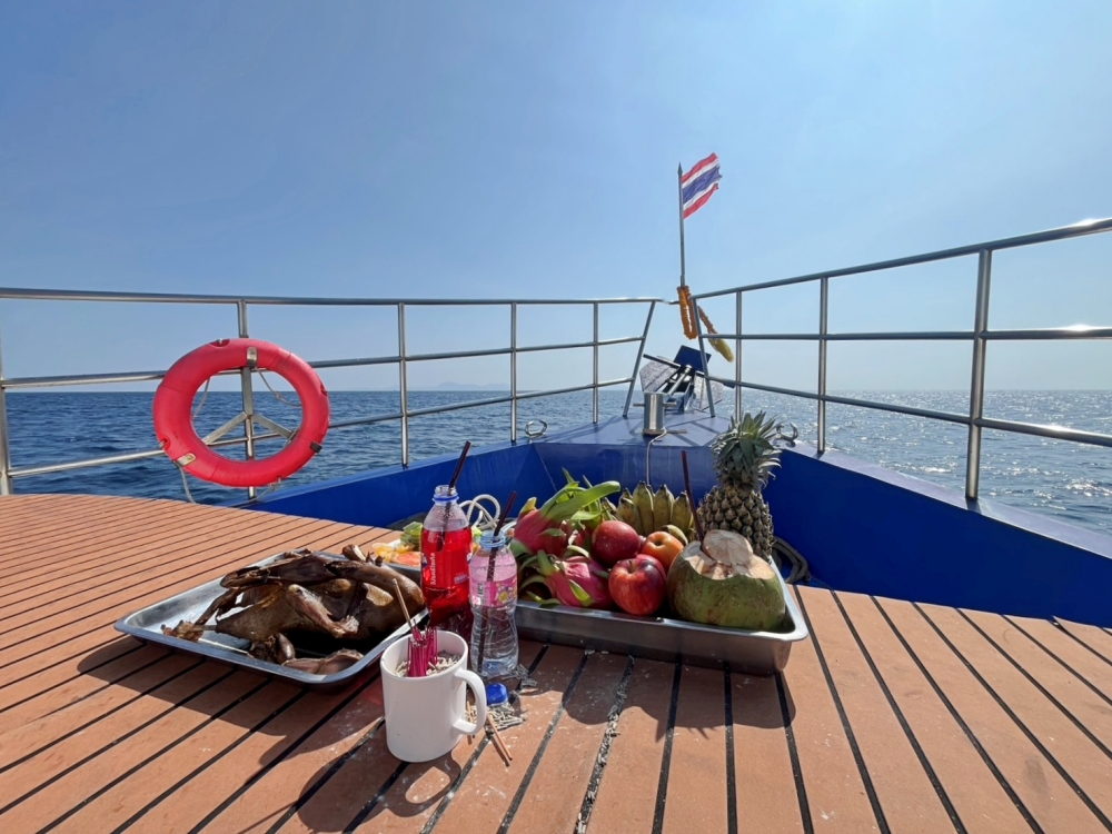 プーケットのピピ島でダイビング