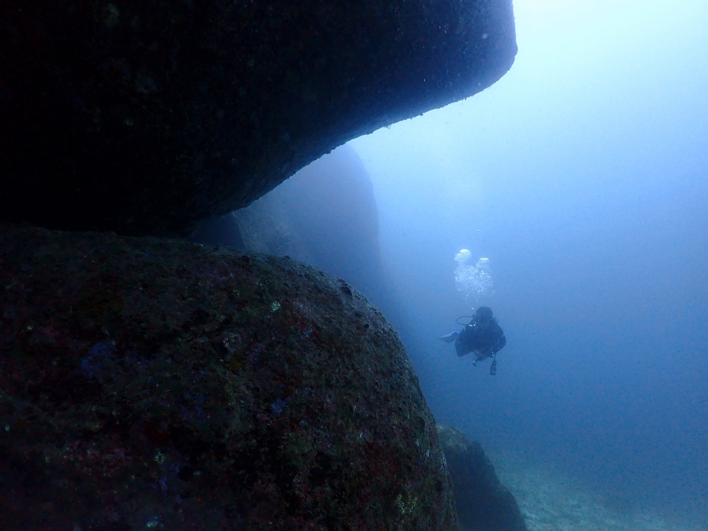 プーケットのラチャ島でダイビング
