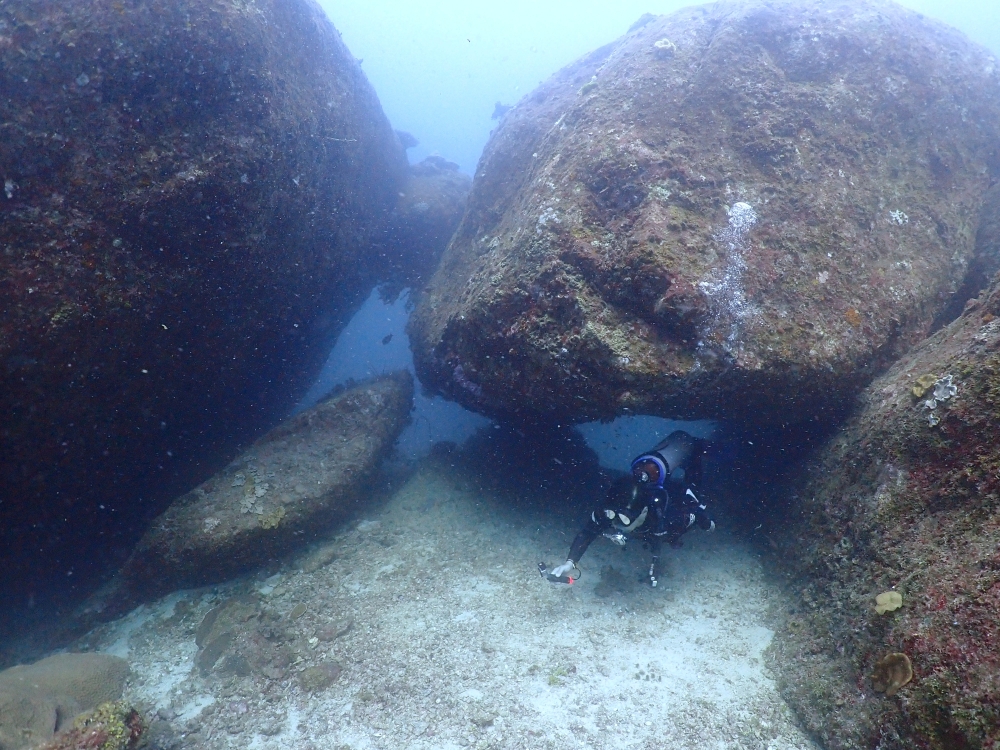 プーケットのラチャ島でダイビング