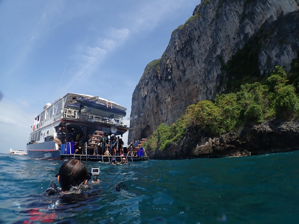 プーケットのピピ島でダイビング