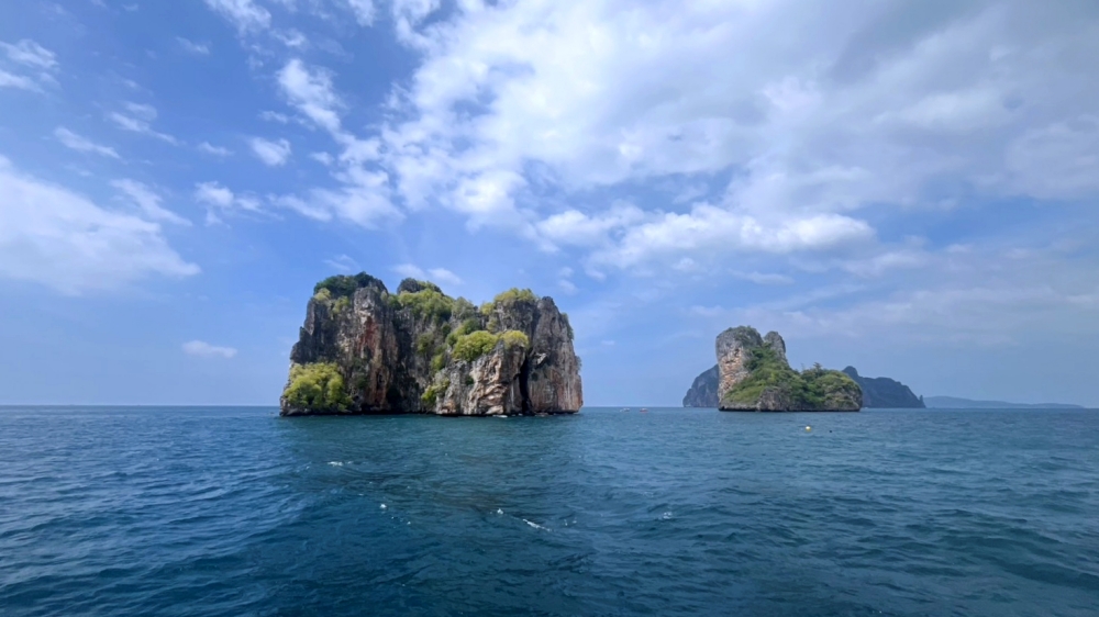 プーケットのピピ島でダイビング