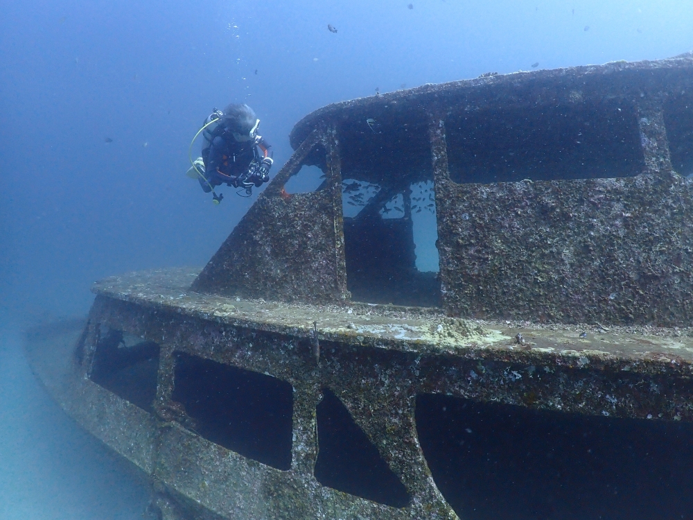 プーケットのラチャ島でダイビング