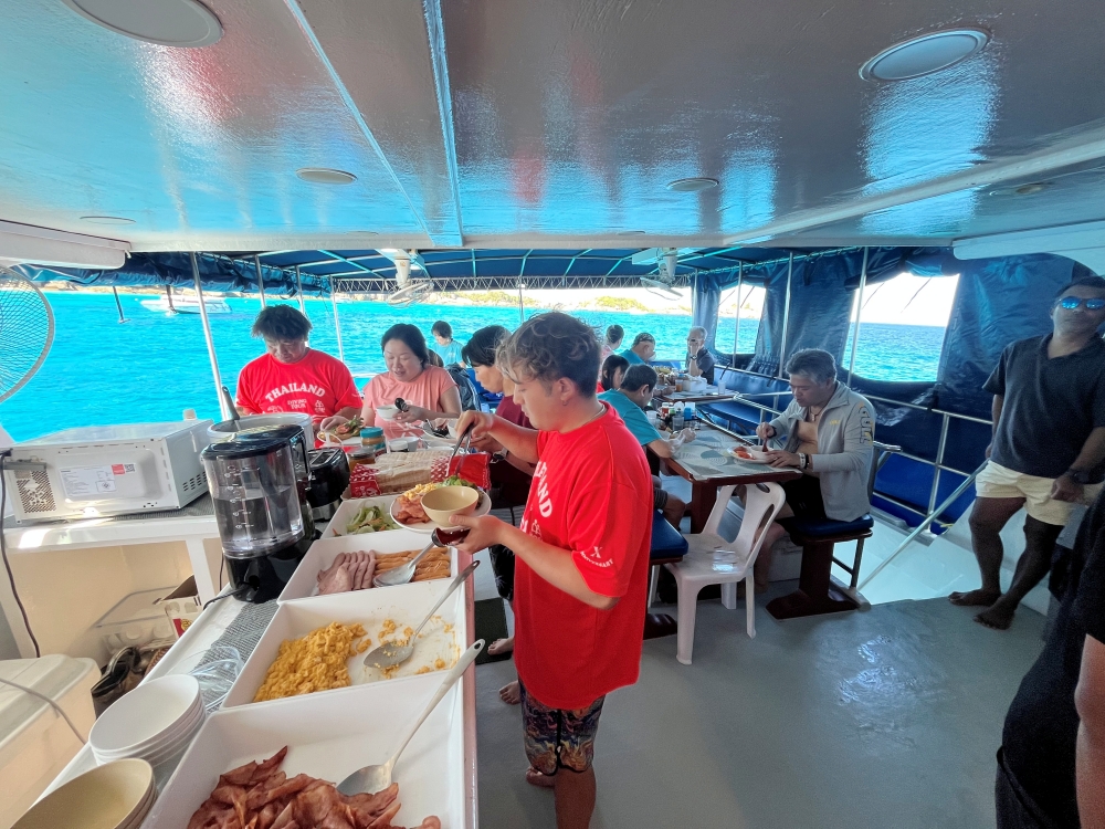 シミランチャータークルーズでダイビング