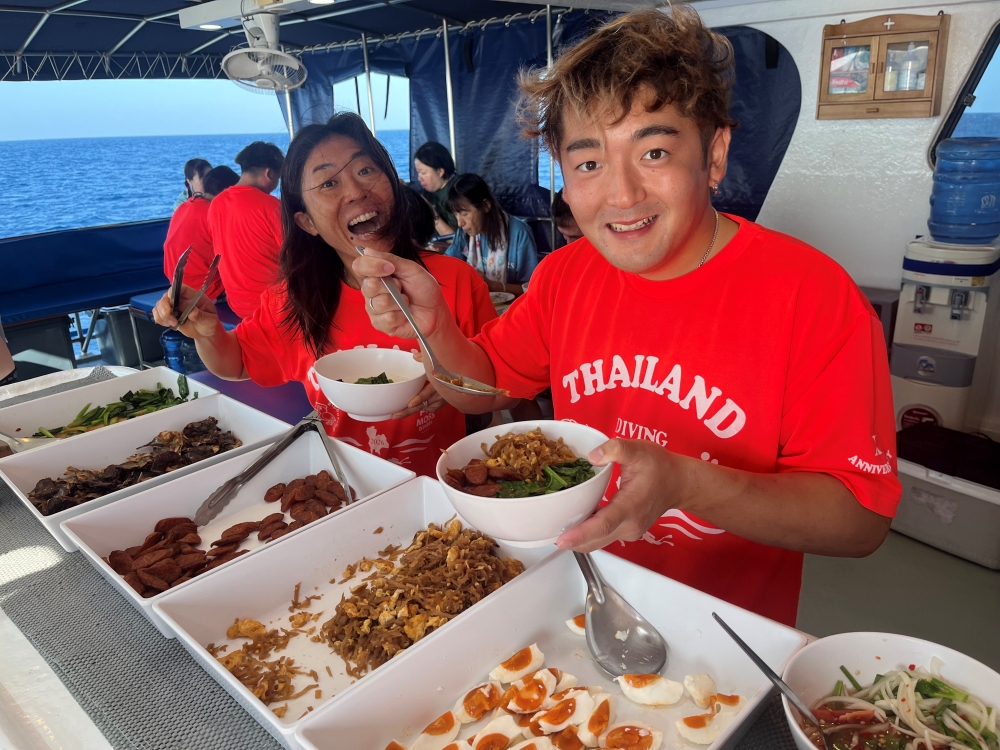 シミランチャータークルーズでダイビング