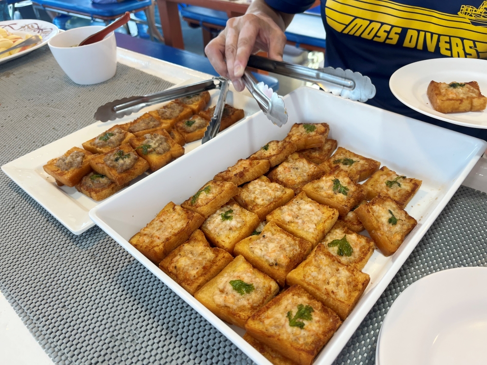 シミランチャータークルーズでダイビング