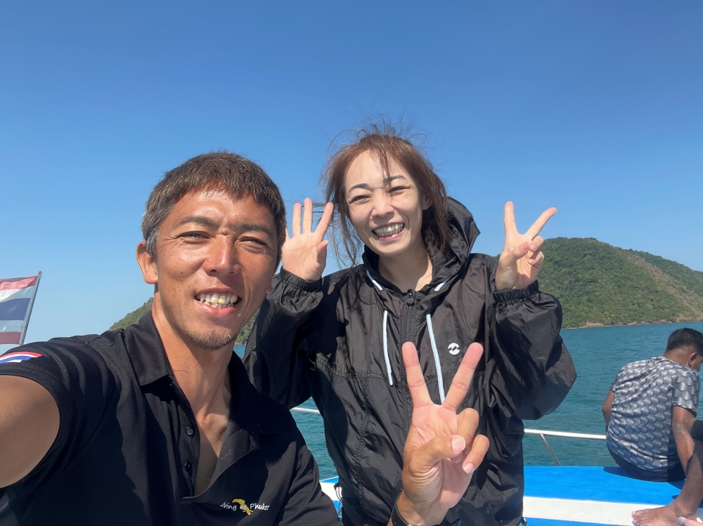 プーケットのラチャヤイ島でダイビング