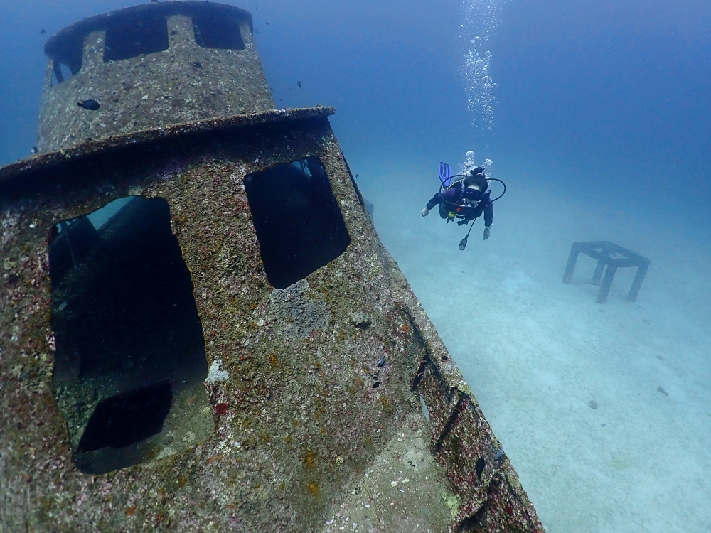 プーケットのラチャヤイ島でダイビング