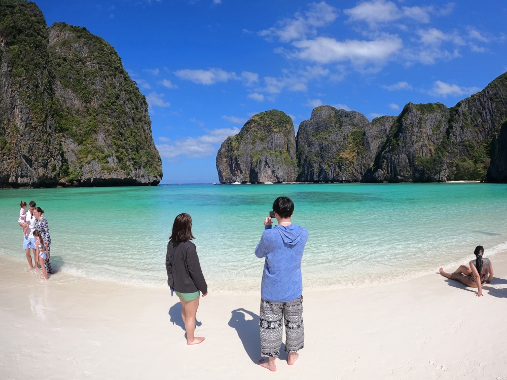 プーケットのピピ島でシュノーケリング