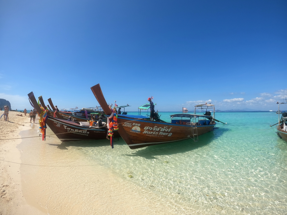 プーケットのピピ島でシュノーケリング