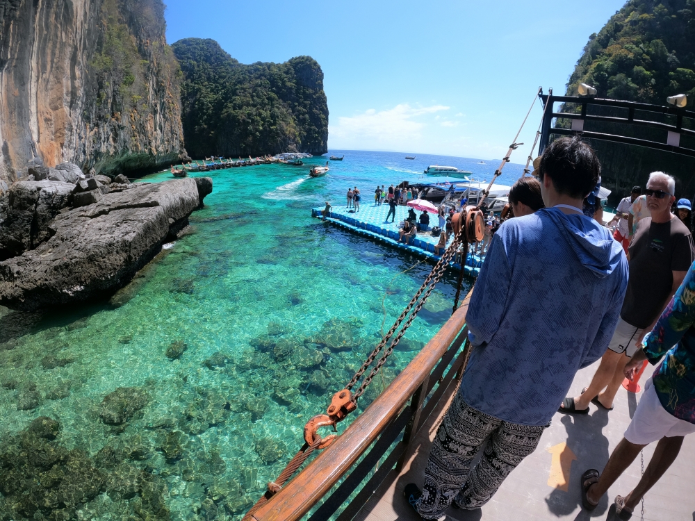 プーケットのピピ島でシュノーケリング