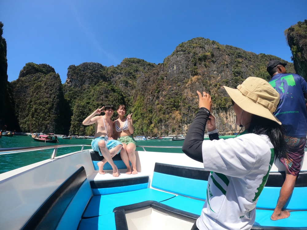 プーケットのピピ島でシュノーケリング