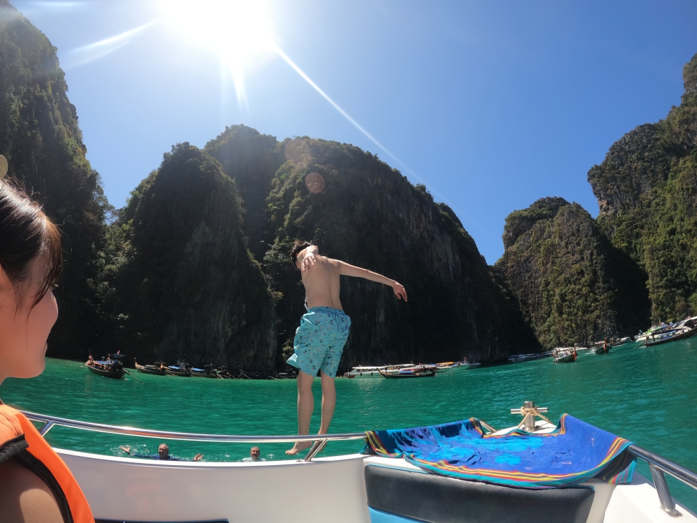 プーケットのピピ島でシュノーケリング