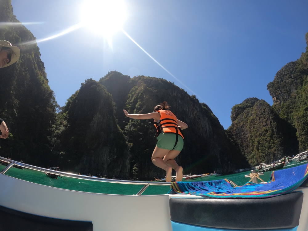 プーケットのピピ島でシュノーケリング