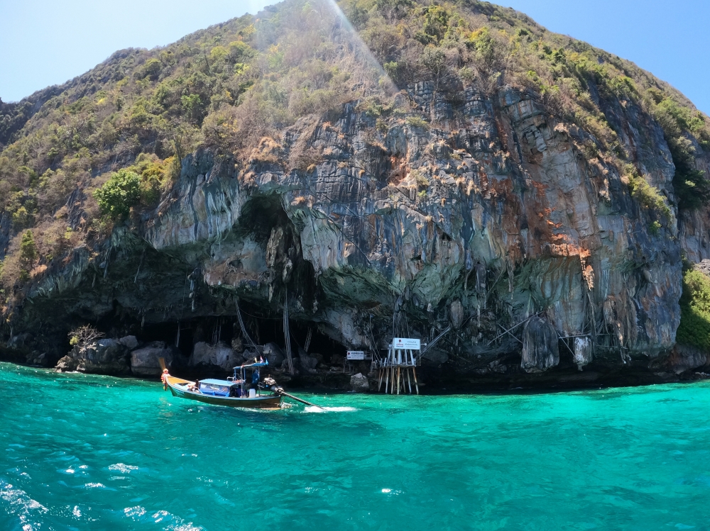 プーケットのピピ島でシュノーケリング