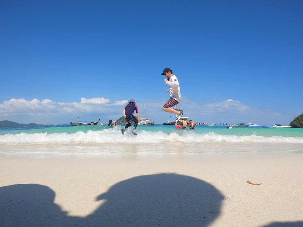 プーケットのバナナビーチでファミリーシュノーケリング
