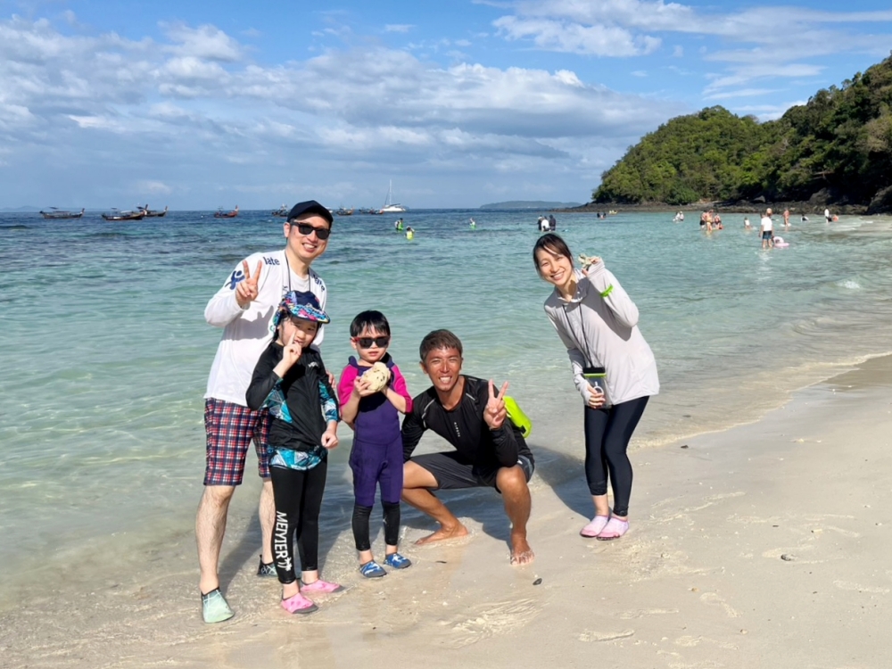 プーケットのバナナビーチでファミリーシュノーケリング