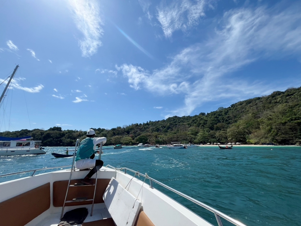 プーケットのバナナビーチでファミリーシュノーケリング