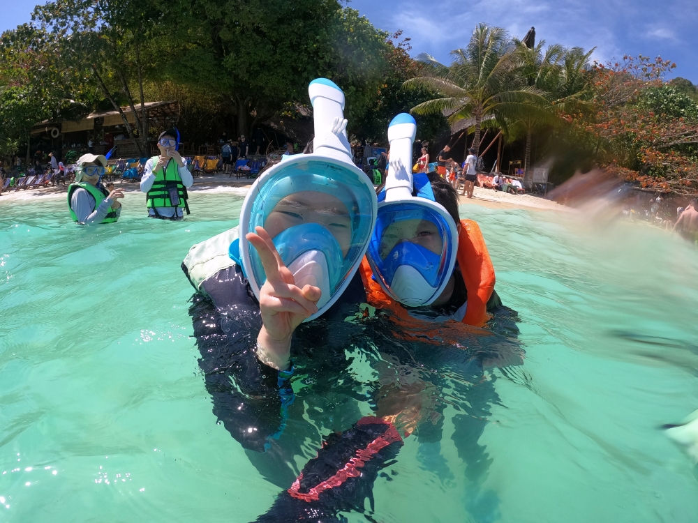 プーケットのバナナビーチでファミリーシュノーケリング