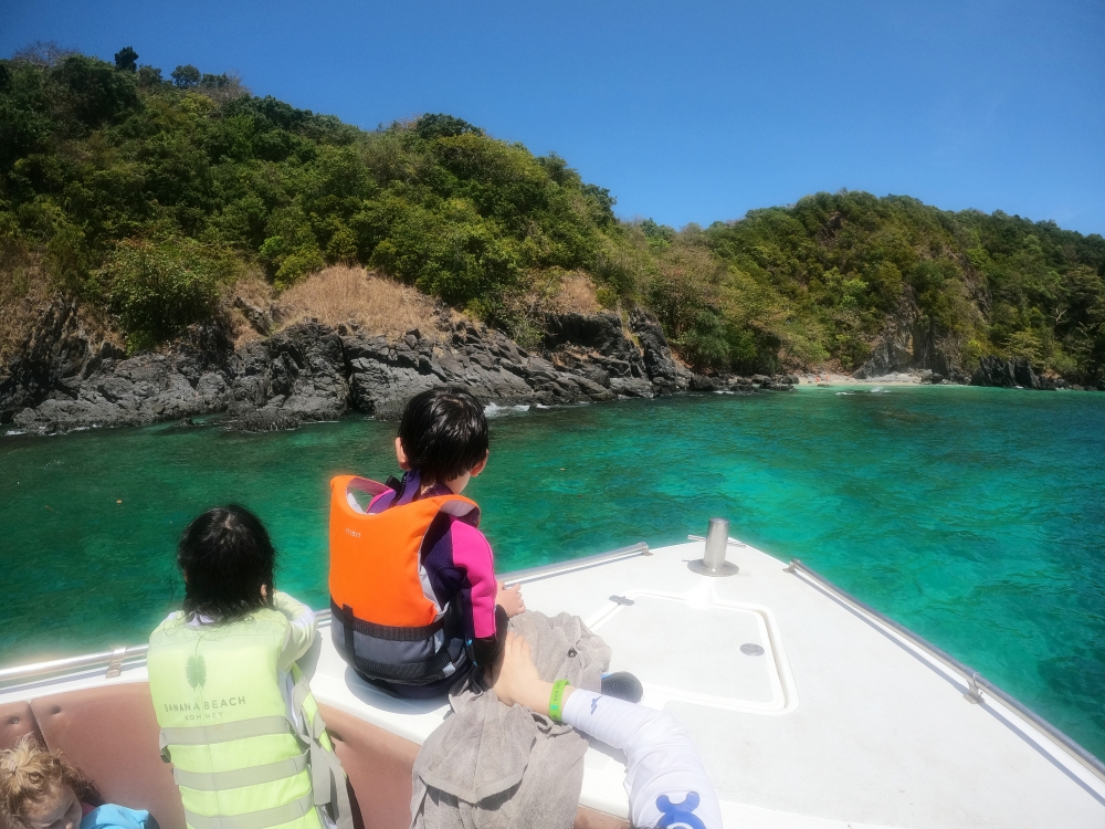 プーケットのバナナビーチでファミリーシュノーケリング