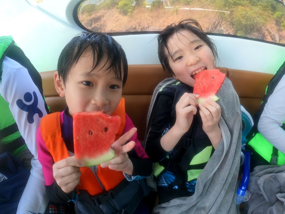 プーケットのバナナビーチでファミリーシュノーケリング