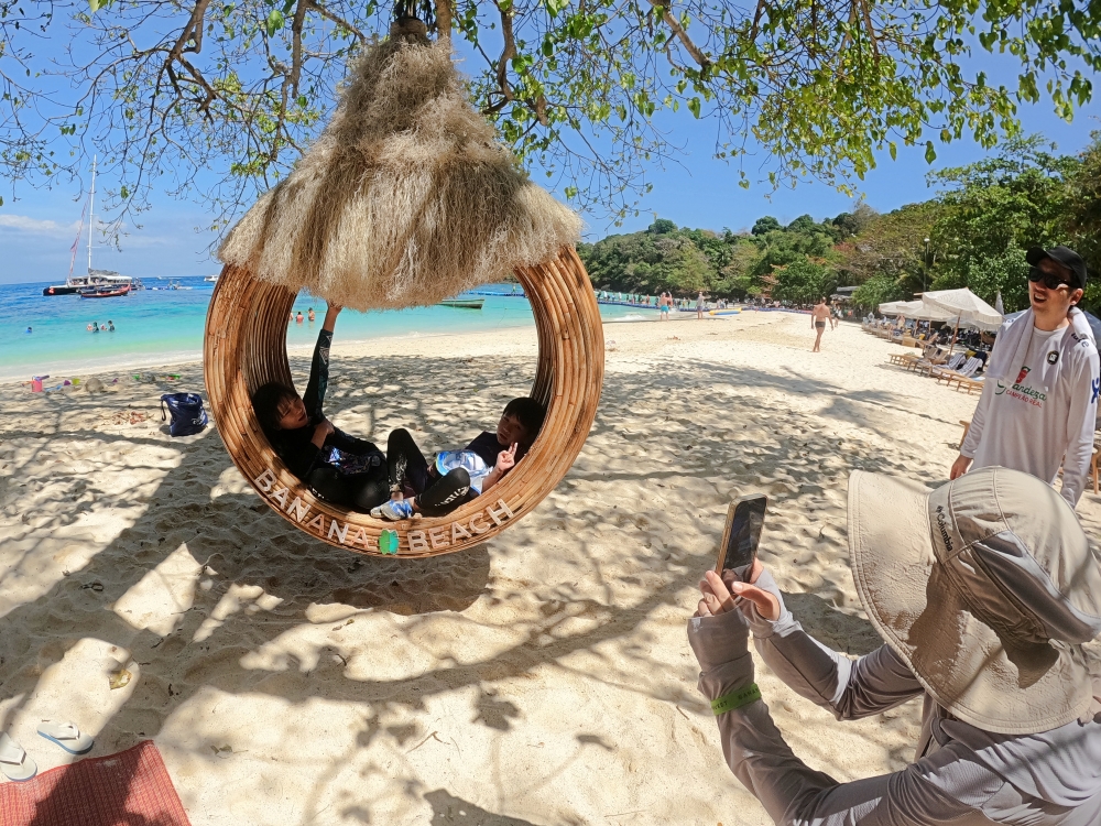 プーケットのバナナビーチでファミリーシュノーケリング