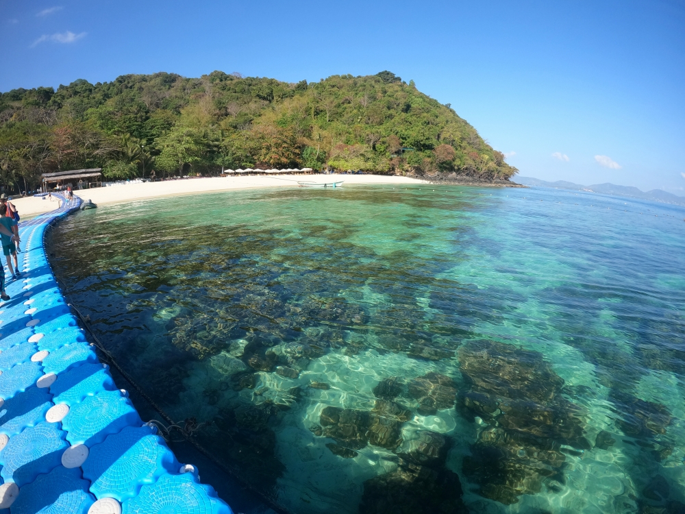 プーケットのバナナビーチでファミリーシュノーケリング