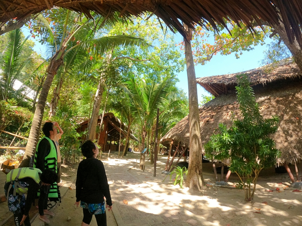 プーケットのバナナビーチでファミリーシュノーケリング