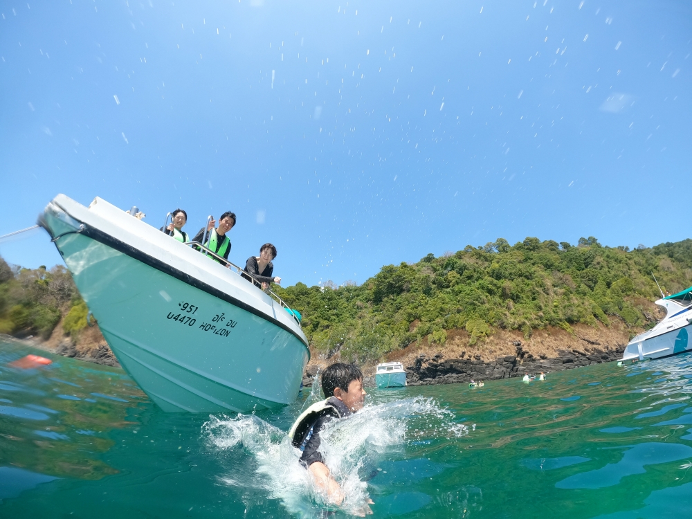 プーケットのバナナビーチでファミリーシュノーケリング