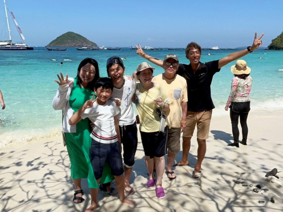 プーケットのバナナビーチでファミリーシュノーケリング