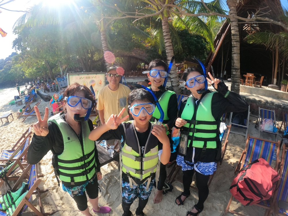 プーケットのバナナビーチでファミリーシュノーケリング
