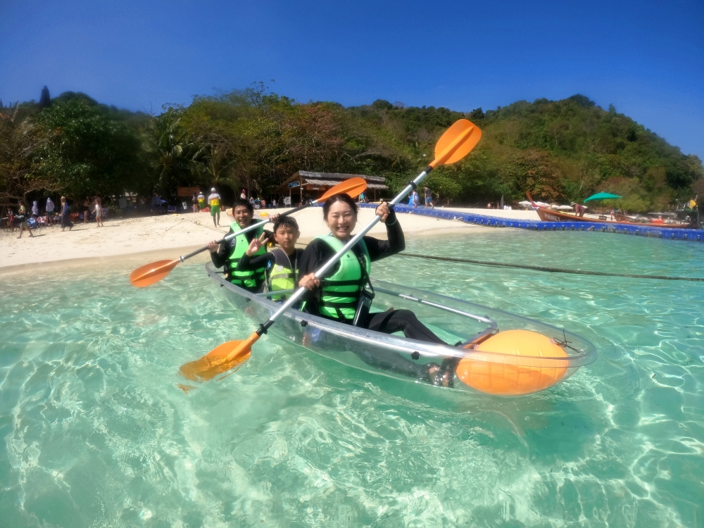 プーケットのバナナビーチでファミリーシュノーケリング