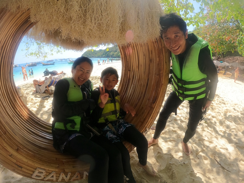 プーケットのバナナビーチでファミリーシュノーケリング