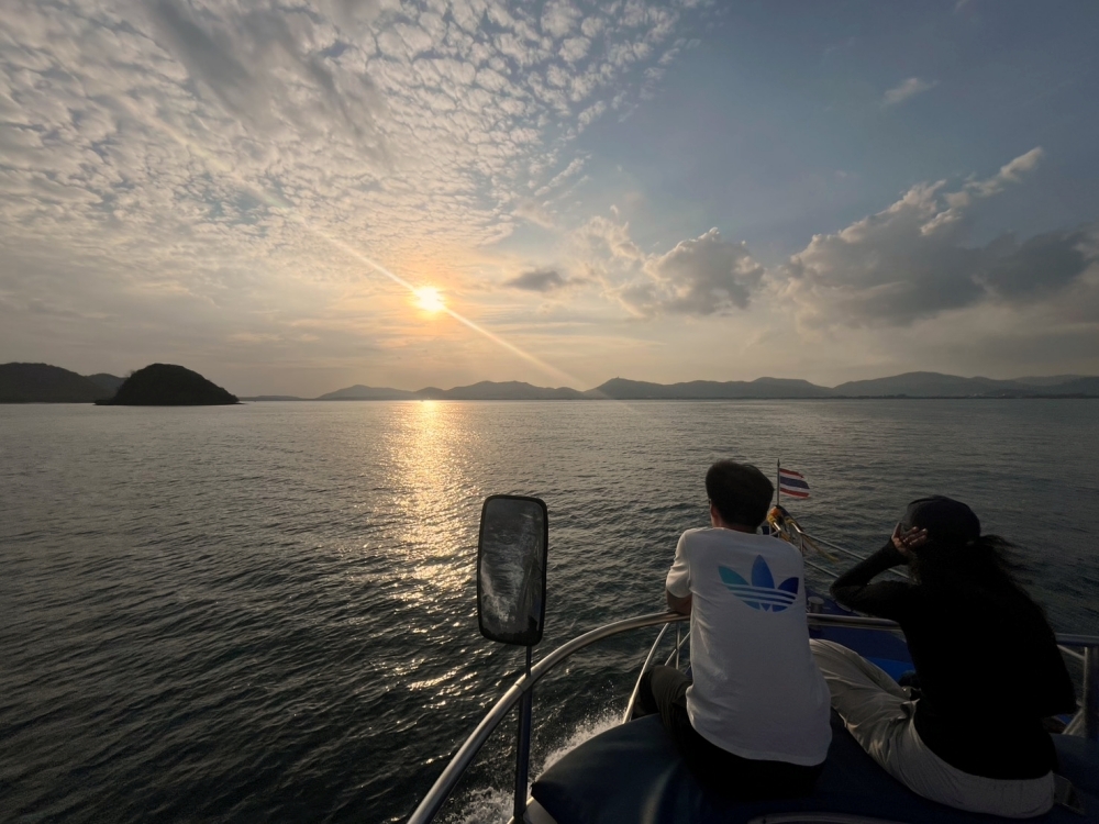 プーケットのピピ島でダイビング