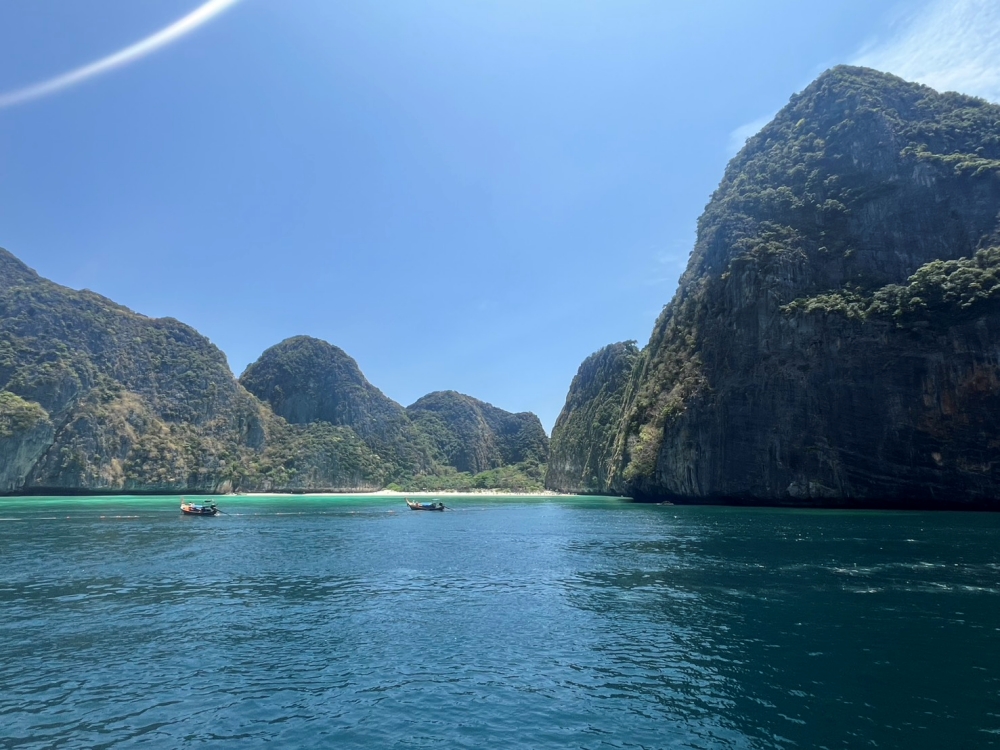 プーケットのピピ島でダイビング