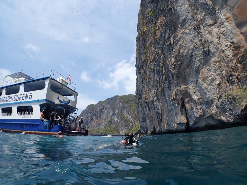 プーケットのピピ島でダイビング