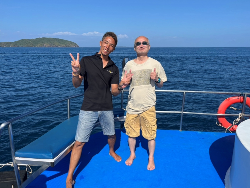 プーケットのラチャ島でダイビング