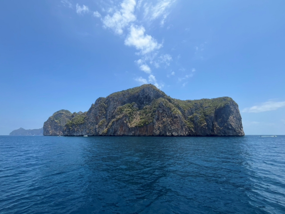 プーケットのピピ島でダイビング