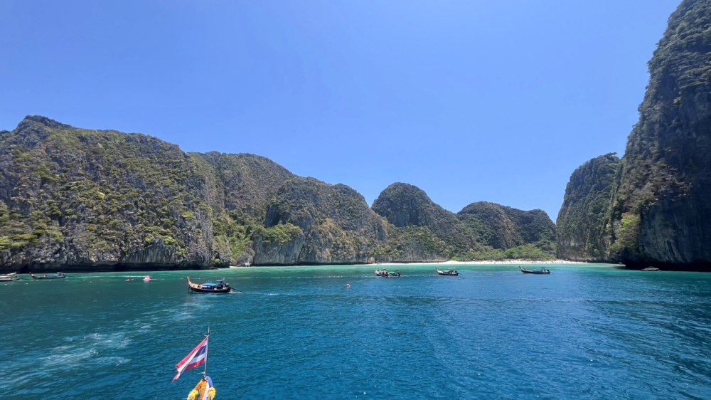 プーケットのピピ島でダイビング