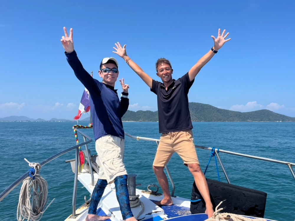 プーケットのラチャヤイ島でダイビング