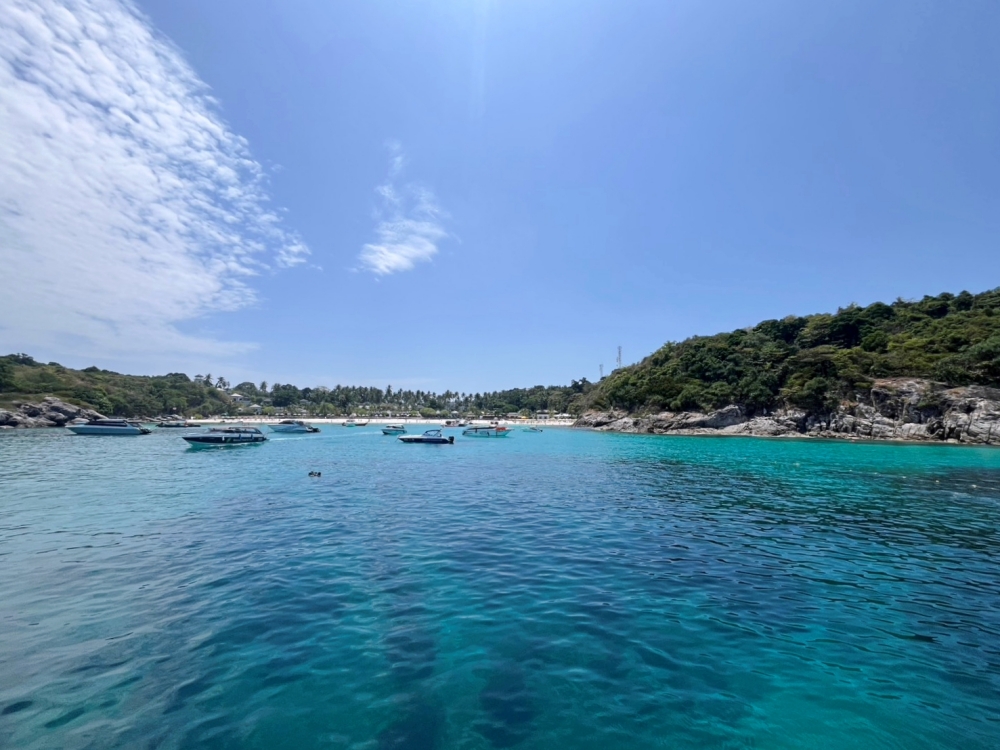 プーケットのラチャヤイ島でダイビング