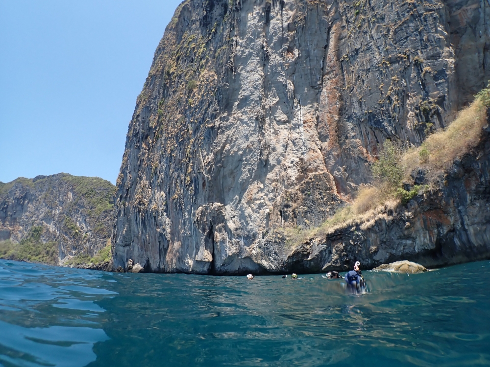 プーケットのピピ島でダイビング