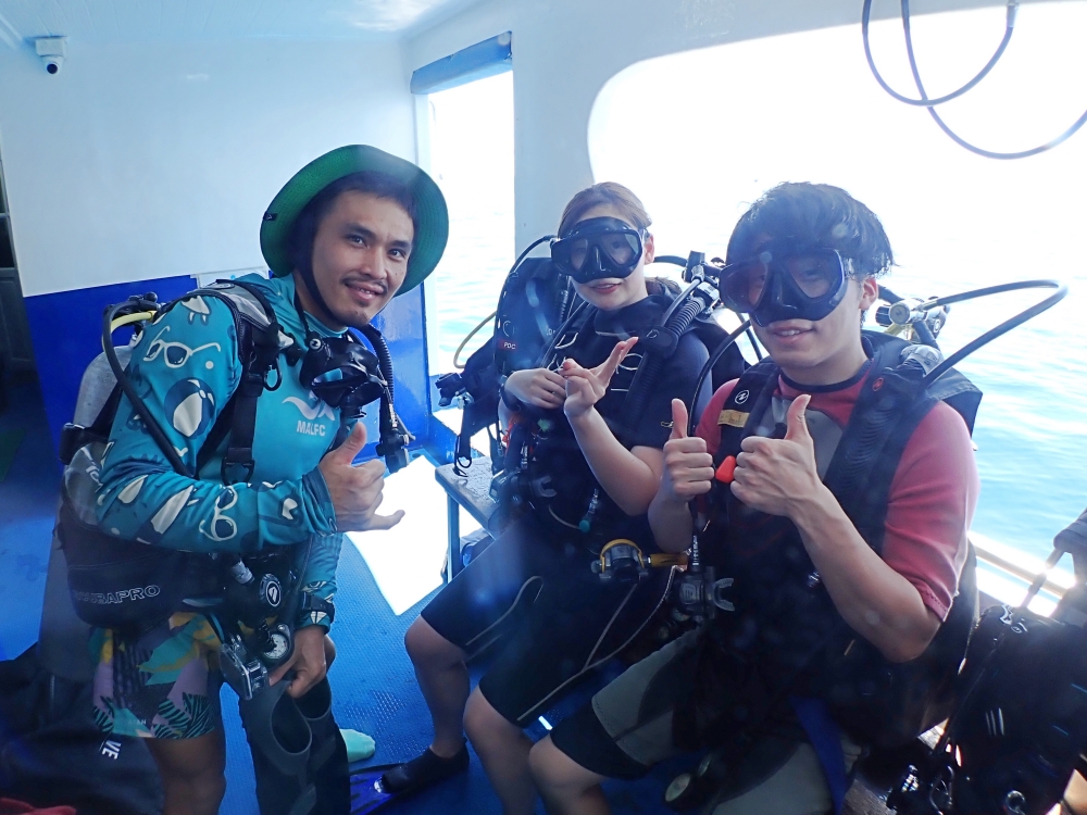 プーケットのラチャ島でダイビング