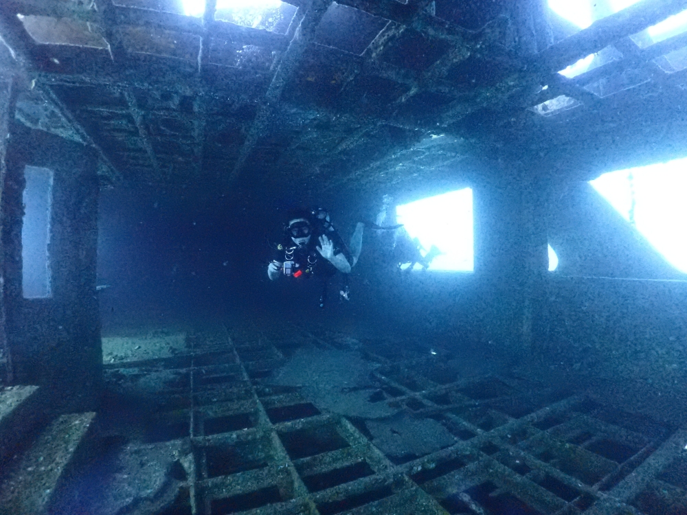 プーケットのラチャ島でダイビング