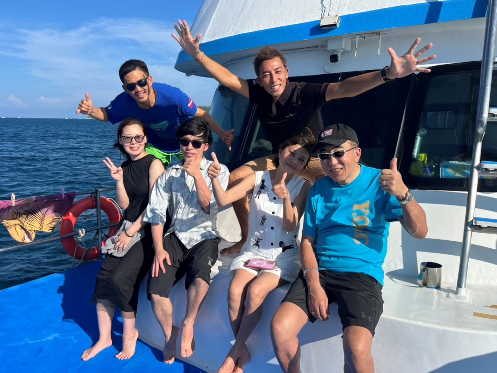 プーケットのラチャ島でダイビング