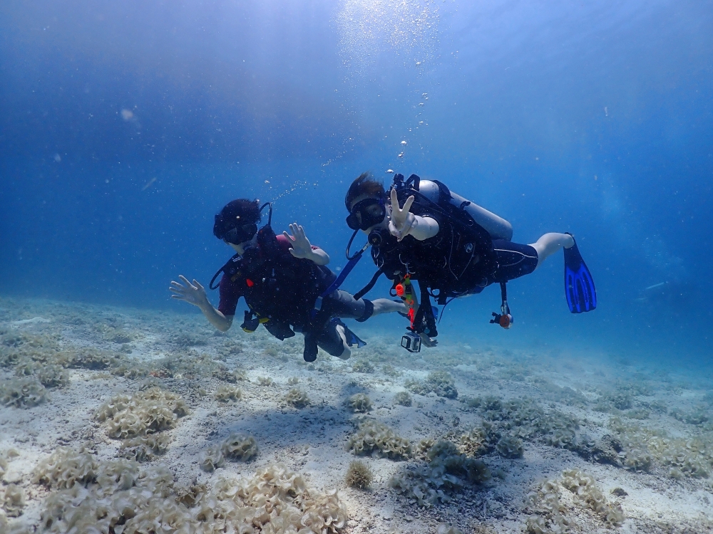 プーケットのラチャ島でダイビング