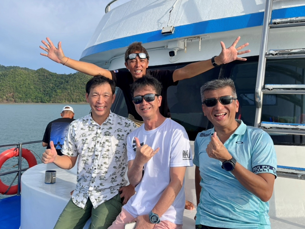 プーケットのラチャ島でダイビング