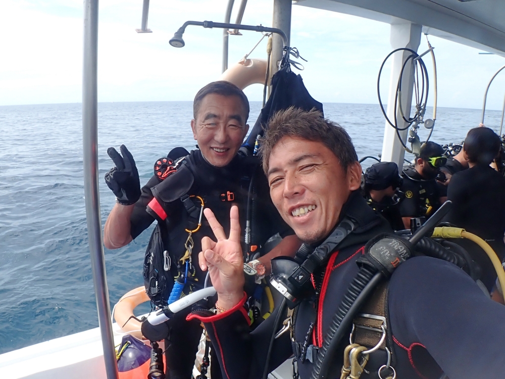 プーケットのラチャヤイ島でダイビング