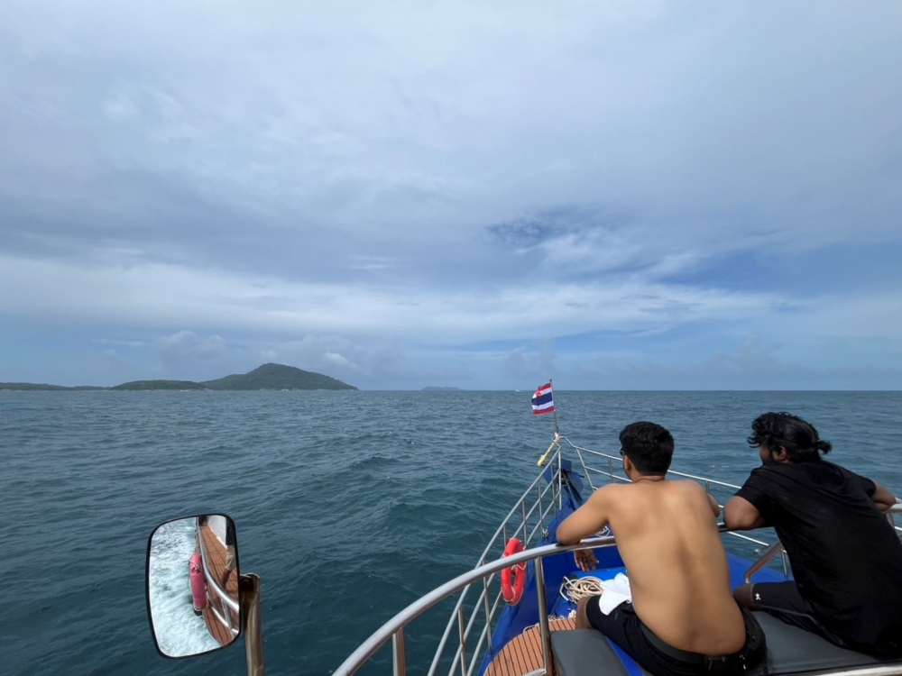 プーケットのラチャ島でダイビング